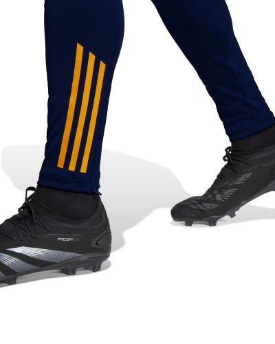 Pantaloni Tuta Allenamento REAL MADRID RMFC adidas Uomo Poliestere AEROREADY Tasche con zip BLUE 2024 25 - Training Suit Pants REAL MADRID RMFC adidas Men Polyester AEROREADY Pockets with zip BLUE 2024 25 - Pantalon de survêtement REAL MADRID RMFC adidas Homme Polyester AEROREADY Poches avec zip BLEU 2024 25 - Trainingshose REAL MADRID RMFC adidas Herren Polyester AEROREADY Taschen mit Reißverschluss BLAU 2024 25